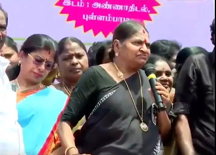 முன்னாள் அமைச்சர் பா. வளர்மதி கண்டன ஆர்ப்பாட்டத்தில் பேசுகிறார்