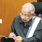 திராவிடர் கழகத் தலைவர் கி.வீரமணி அறிக்கை வெளியிடுகிறார்