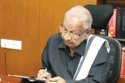 திராவிடர் கழகத் தலைவர் கி.வீரமணி அறிக்கை வெளியிடுகிறார்