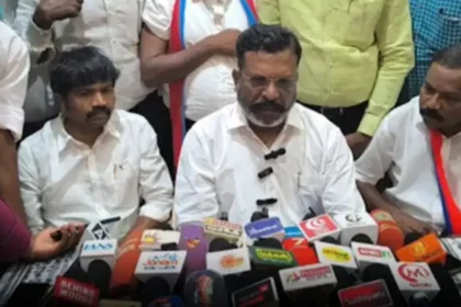 விடுதலைச் சிறுத்தைகள் கட்சித் தலைவர் தொல். திருமாவளவன் செய்தியாளர்களிடம் பேசுகிறார்