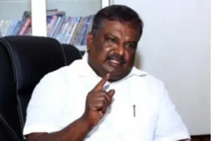 முன்னாள் அமைச்சர் சிவசங்கர் செய்தியாளர்களிடம் பேசுகிறார்