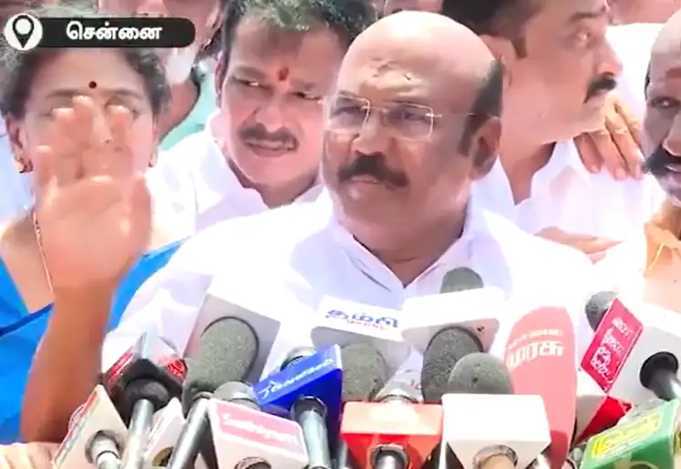 அதிமுக முன்னாள் அமைச்சர் ஜெயக்குமார் செய்தியாளர்களை சந்திக்கும் காட்சி