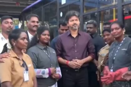 நடிகர் விஜய் பெண் ஊழியர்களுடன் குழுவாக புகைப்படம் எடுக்கிறார்