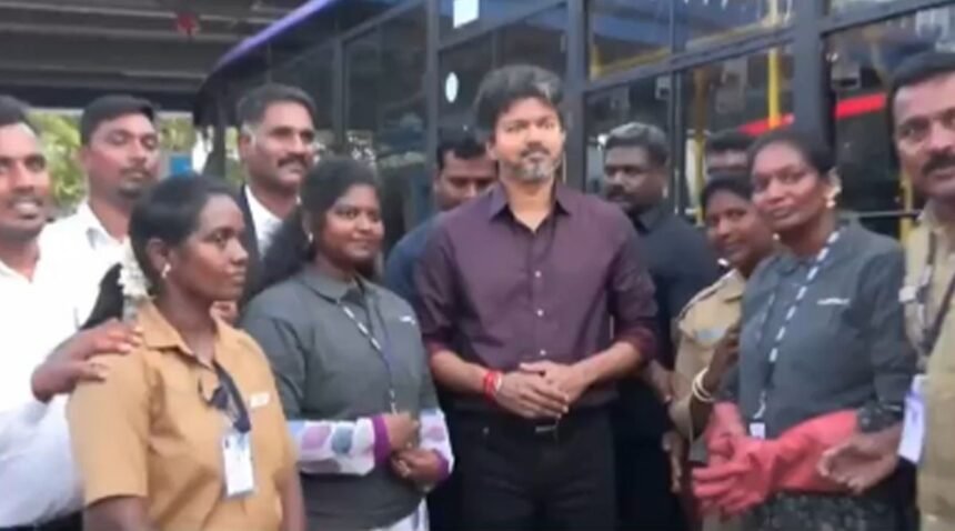 நடிகர் விஜய் பெண் ஊழியர்களுடன் குழுவாக புகைப்படம் எடுக்கிறார்