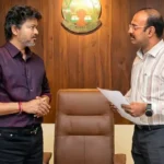 முதல்வர் ஜோசப் விஜய் சென்னை மாநகராட்சி ஆணையருக்கு கடிதம் எழுதும் காட்சி