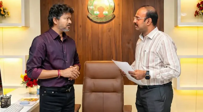 முதல்வர் ஜோசப் விஜய் சென்னை மாநகராட்சி ஆணையருக்கு கடிதம் எழுதும் காட்சி