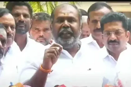 அதிமுக முன்னாள் அமைச்சர் ஆர்.பி. உதயகுமார் செய்தியாளர் சந்திப்பில் பேசுகிறார்