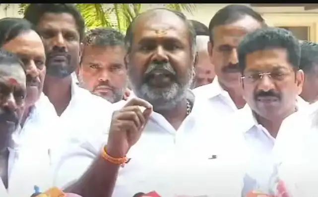 அதிமுக முன்னாள் அமைச்சர் ஆர்.பி. உதயகுமார் செய்தியாளர் சந்திப்பில் பேசுகிறார்