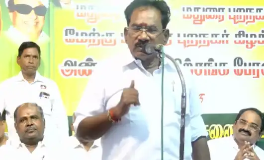 முன்னாள் அமைச்சர் செல்லூர் ராஜு அதிமுக கூட்டத்தில் உரையாற்றுகிறார்