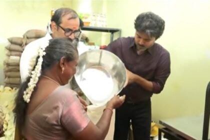 முதல்வர் விஜய் ரேஷன் கடையில் பொதுமக்களுக்கு பொருட்களை வழங்குகிறார்