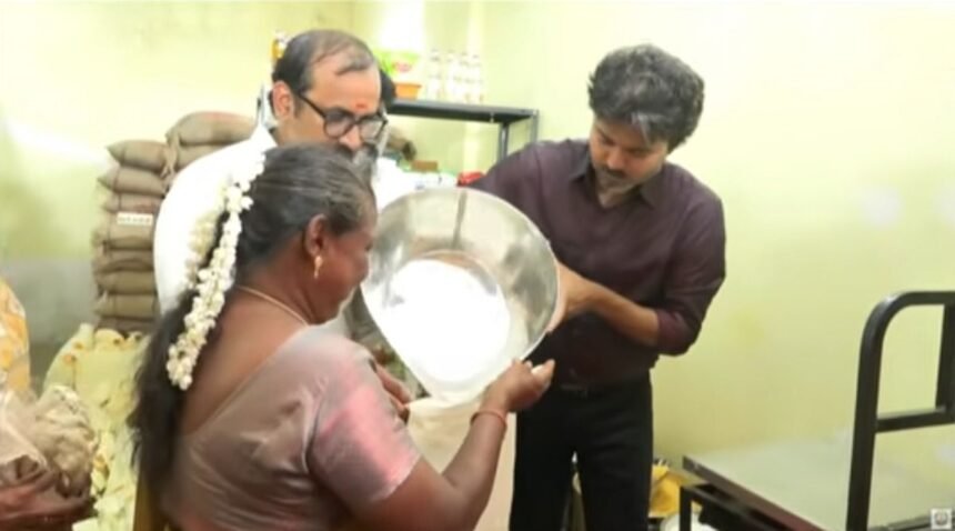 முதல்வர் விஜய் ரேஷன் கடையில் பொதுமக்களுக்கு பொருட்களை வழங்குகிறார்
