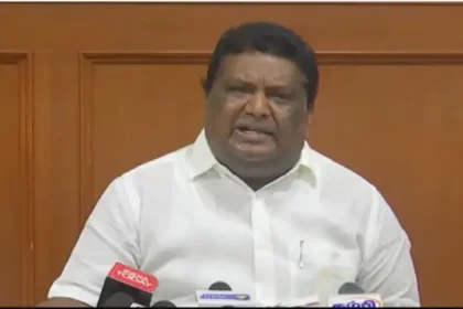முன்னாள் அமைச்சர் எஸ்.எஸ். சிவசங்கர் செய்தியாளர்களிடம் பேசுகிறார்
