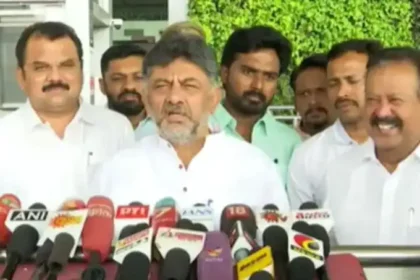கர்நாடக முதலமைச்சர் டி.கே.சிவக்குமார் செய்தியாளர்களை சந்திக்கும் காட்சி