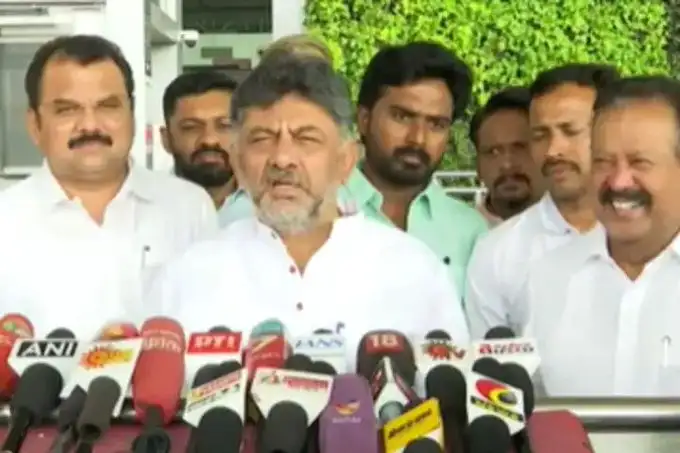 கர்நாடக முதலமைச்சர் டி.கே.சிவக்குமார் செய்தியாளர்களை சந்திக்கும் காட்சி