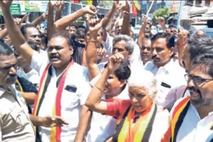 தேமுதிகவினர் தியேட்டரை முற்றுகையிட்டு போராட்டம் நடத்துவது