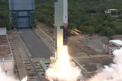 இந்தியாவின் முதல் தனியார் ராக்கெட் விக்ரம்-1 விண்ணில் ஏவப்படும் காட்சி