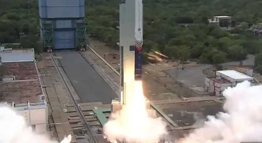 இந்தியாவின் முதல் தனியார் ராக்கெட் விக்ரம்-1 விண்ணில் ஏவப்படும் காட்சி
