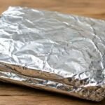 வாலட்டில் அலுமினியம் ஃபாயில் சுற்றப்பட்டிருக்கும் காட்சி