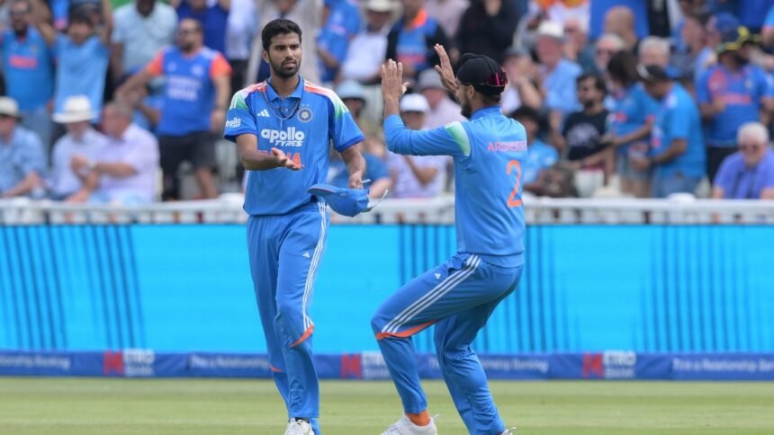 ஆகாஷ் சோப்ரா கிரிக்கெட் கருத்து தெரிவிக்கும் காட்சி