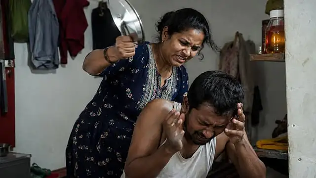 கொலை செய்யப்பட்ட கணவரின் உடலை காவல்துறையினர் ஆய்வு செய்கின்றனர்