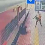 ரயில்வே ஊழியர் ஓடும் ரயிலில் இருந்து இளைஞரை மீட்கிறார்
