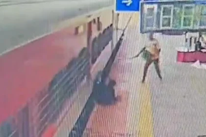 ரயில்வே ஊழியர் ஓடும் ரயிலில் இருந்து இளைஞரை மீட்கிறார்