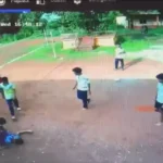 விளையாட்டு மைதானத்தில் வாலிபால் விளையாடும் மாணவர்கள்