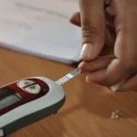 8 வடிவ நடைப்பயிற்சி செய்யும் நபர்