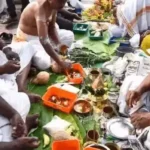ஆடி அமாவாசை அன்று முன்னோர்களுக்கு தர்ப்பணம் செய்யும் காட்சி