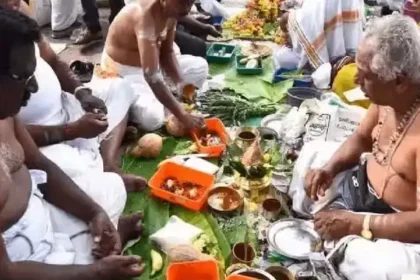 ஆடி அமாவாசை அன்று முன்னோர்களுக்கு தர்ப்பணம் செய்யும் காட்சி
