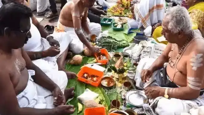 ஆடி அமாவாசை அன்று முன்னோர்களுக்கு தர்ப்பணம் செய்யும் காட்சி