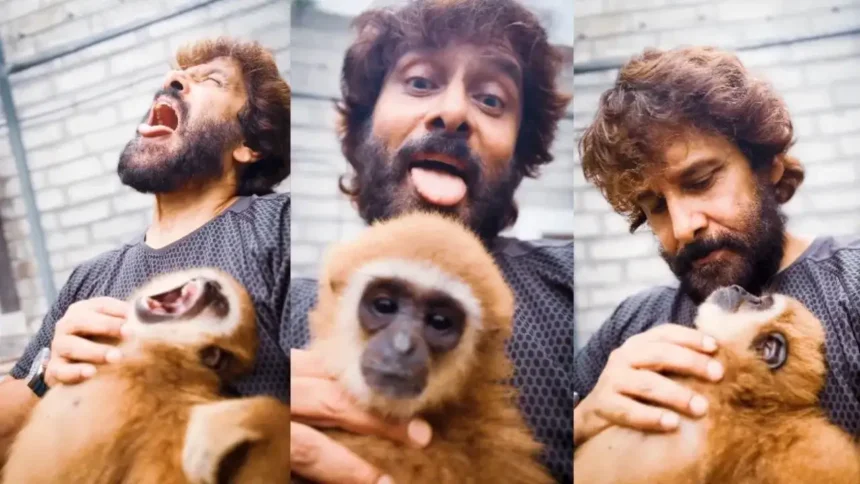 நடிகர் விக்ரம் குட்டிக் குரங்குடன் விளையாடும் காட்சி