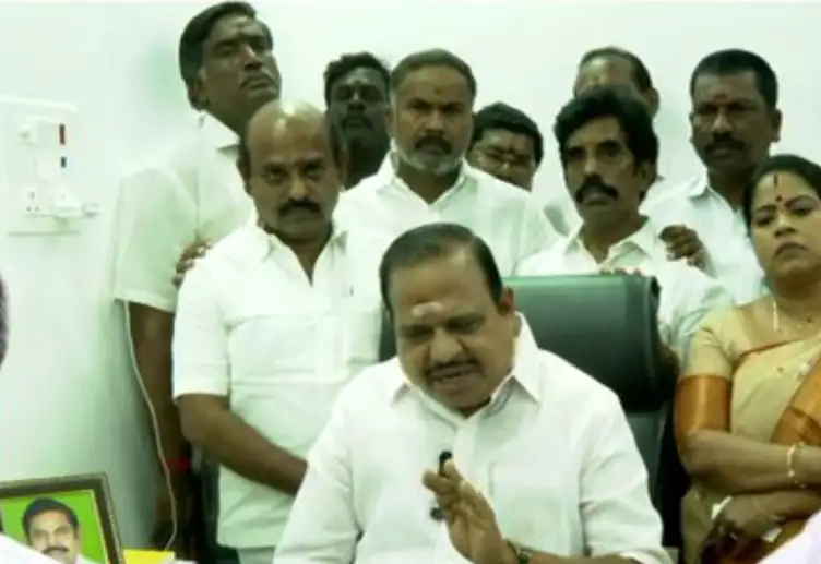 அதிமுக கொறடா அக்ரி கிருஷ்ணமூர்த்தி செய்தியாளர்களிடம் பேசுகிறார்