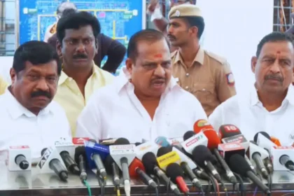 அதிமுக சட்டமன்ற உறுப்பினர் அக்ரி கிருஷ்ணமூர்த்தி செய்தியாளர்களைச் சந்திக்கும் காட்சி