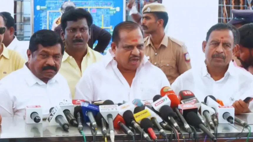 அதிமுக சட்டமன்ற உறுப்பினர் அக்ரி கிருஷ்ணமூர்த்தி செய்தியாளர்களைச் சந்திக்கும் காட்சி