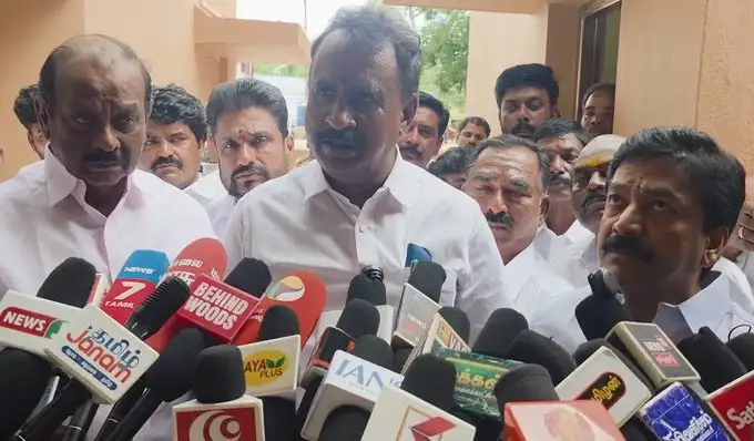 அதிமுக முன்னாள் அமைச்சர் எஸ்.பி.வேலுமணி செய்தியாளர்களை சந்திக்கும் காட்சி