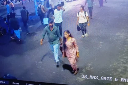 ஆக்ரா ரயில் நிலையத்தில் கண்டெடுக்கப்பட்ட சூட்கேஸ் மற்றும் போலீஸ் விசாரணை