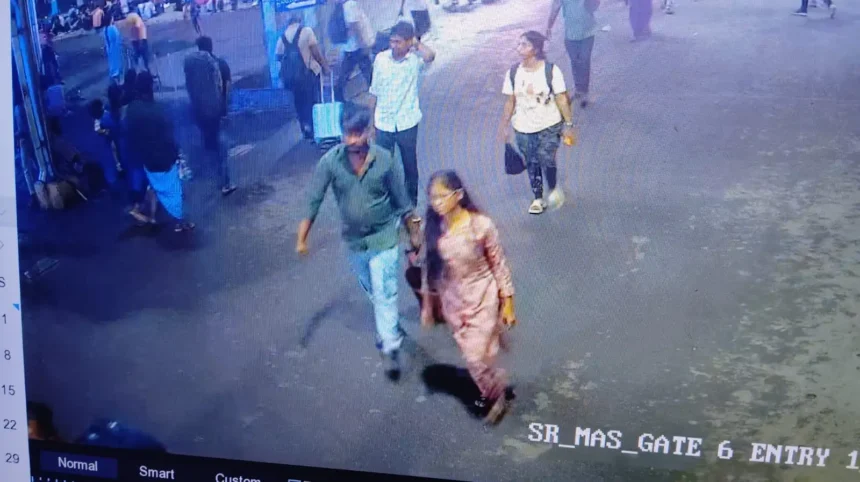 ஆக்ரா ரயில் நிலையத்தில் கண்டெடுக்கப்பட்ட சூட்கேஸ் மற்றும் போலீஸ் விசாரணை