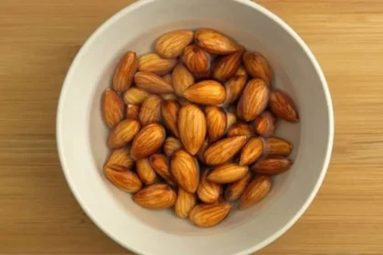 பாதாம் பருப்புகள் மற்றும் ஊறவைத்த பாதாம்
