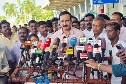 பாமக தலைவர் அன்புமணி ராமதாஸ் செய்தியாளர்களிடம் பேசுகிறார்