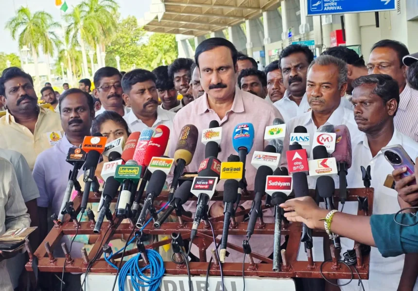 பாமக தலைவர் அன்புமணி ராமதாஸ் செய்தியாளர்களிடம் பேசுகிறார்