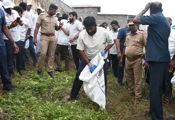 அண்ணாமலை கடற்கரை தூய்மை பணியில் ஈடுபடுதல்