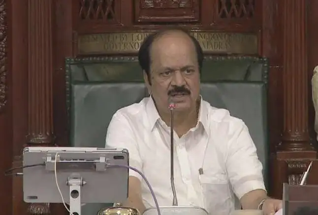 சட்டப்பேரவையில் பேசிக்கொண்டிருக்கும் சட்டமன்ற உறுப்பினர்