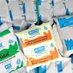 ஆவின் பால் பாக்கெட்டுகள் கடையில் அடுக்கி வைக்கப்பட்டுள்ள காட்சி