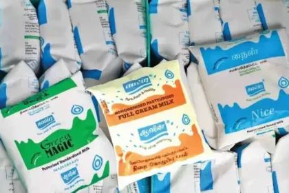 ஆவின் பால் பாக்கெட்டுகள் கடையில் அடுக்கி வைக்கப்பட்டுள்ள காட்சி