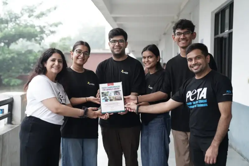 டில்லி பல்கலைக்கழக மாணவர்கள் வாழைப்பழத் தோலில் இருந்து வீகன் லெதர் தயாரிக்கும் காட்சி