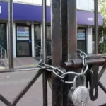 வேலைநிறுத்தத்தில் ஈடுபடும் வங்கி ஊழியர்கள்