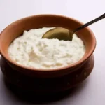 ஆரோக்கியமான தயிர் கிண்ணம் மற்றும் சில பச்சை காய்கறிகள்