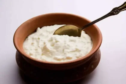 ஆரோக்கியமான தயிர் கிண்ணம் மற்றும் சில பச்சை காய்கறிகள்