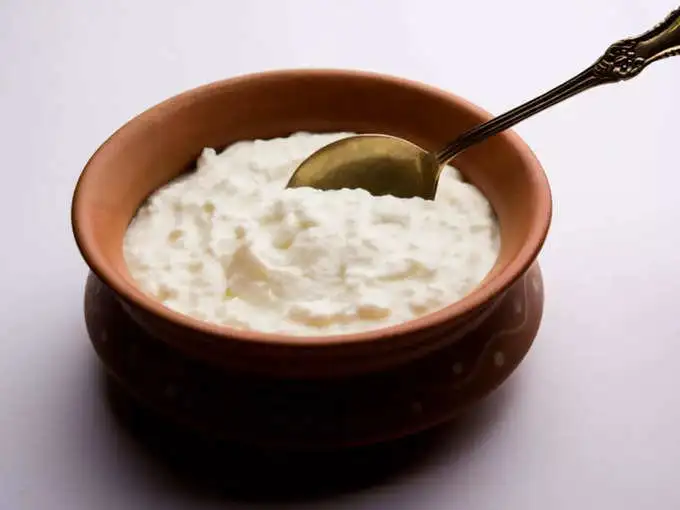 ஆரோக்கியமான தயிர் கிண்ணம் மற்றும் சில பச்சை காய்கறிகள்